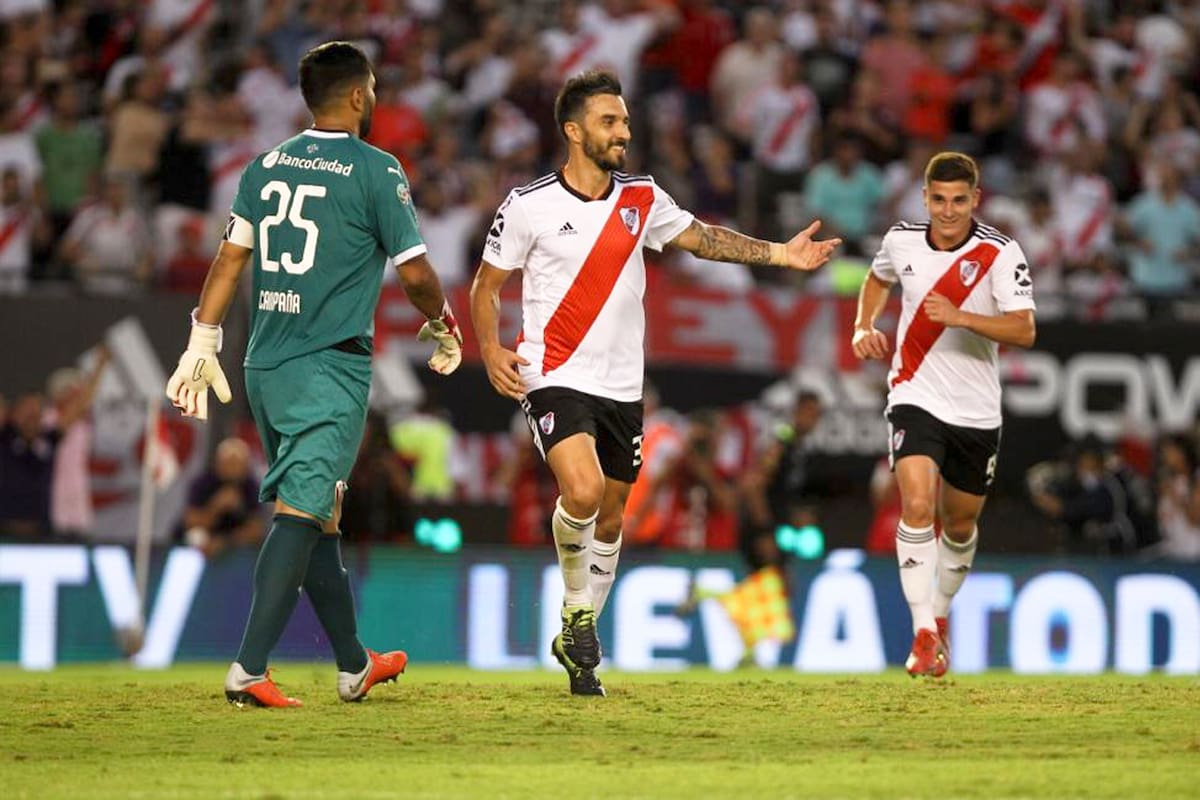 Scocco pudo marcar su gol en la victoria frente a Independiente