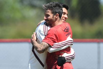 Scocco volvió a River con la camiseta de Newells y marcó dos goles en un amistoso