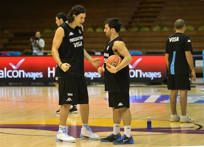 Scola, el capitán, con Campazzo, el crack naciente