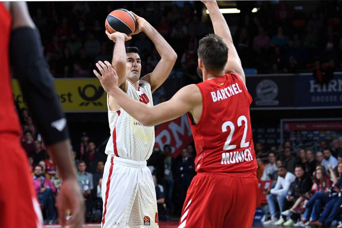 Scolaen acción, en su debut en Olimpia Milano ante Bayern Munich, en la Euroliga.