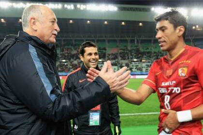 Scolari celebra el triunfo con sus jugadores