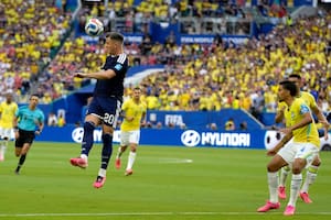Brasil ya le gana a Escocia por la última fecha, tras un grueso error defensivo