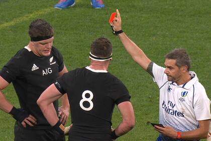 Scott Barrett es expulsado ante los Wallabies por el árbitro Jerome Garces. Observa su compañero Kieran Read (número 8), el capitán de los All Blacks: