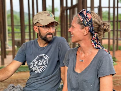 Scott Blais y Kat, su esposa, dos apasionados de los elefantes.