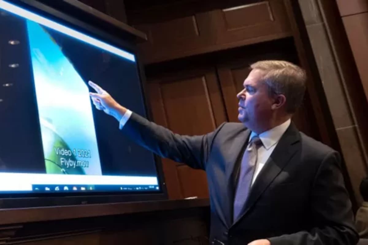 Scott Bray muestra un UAP captado desde un avión militar