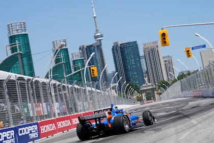 Scott Dixon, de Nueva Zelanda, se llevó la carrera en el regreso de la serie IndyCar a Toronto, por primera vez desde 2019. Dixon llegó a 52 victorias para igualar a Mario Andretti en el segundo lugar de la lista de triunfos en la categoría, el domingo 17 de julio de 2022, en Toronto. (Mark Blinch/The Canadian Press via AP)