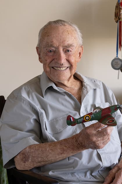 Scott es el piloto de aviación más longevo, tiene 104 años y participó de la Segunda Guerra Mundial