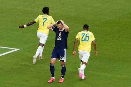 Scott McKenna, de error fundamental en el primer gol, se agarra la cabeza mientras Vinicius sale a festejar su tercera conquista en el certamen junto a Rayan, vital en la presión.