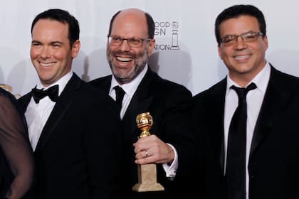 Scott Rudin (centro) con su premio Globo de Oro  en mano por haber producido Red social