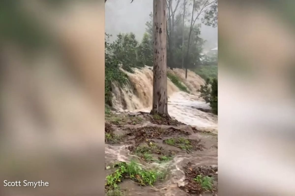 Scott Smythe encontró que tiene sus propias cataratas en el jardín de su propiedad tras una semana de lluvias
