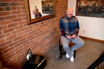 Scott Verti hace una pausa durante una entrevista en el centro de Denver, el miércoles 18 de enero de 2023. (AP Foto/Thomas Peipert)