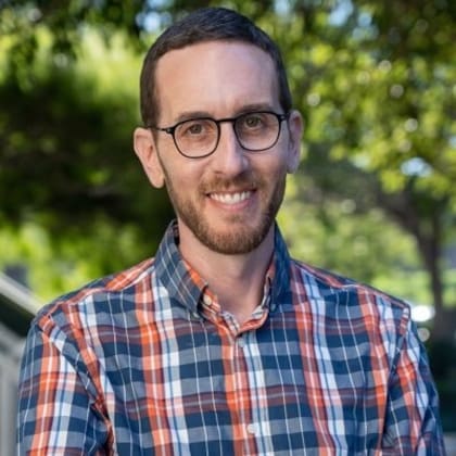 Scott Wiener propone regular la velocidad de los autos incorporándoles reguladores de fábrica