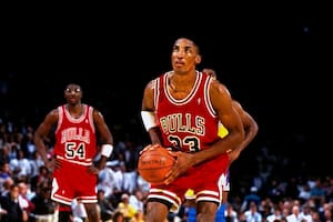 Scottie Pippen en un partido de playoffs de Chicago Bulls contra Los Angeles Lakers en el histórico Forum de Inglewood; 31 años años después, el alero recurre a una inusual forma de hacerse de dinero.