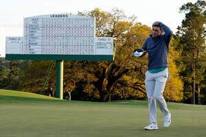 Scottie Scheffler camina en el hoyo 18, después de haber sorteado un problema en la salida