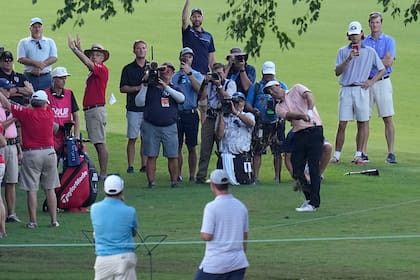 Scottie Scheffler, el número 1 del ranking mundial, es el líder en East Lake Golf Club y gran atracción; lleva dos golpes a mitad del camino.
