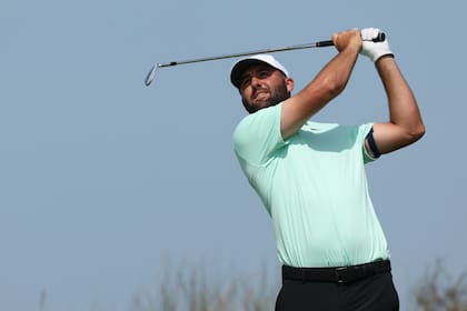 Scottie Scheffler observa su tiro en el hoyo 12 de la primera ronda del Open; defiende el título