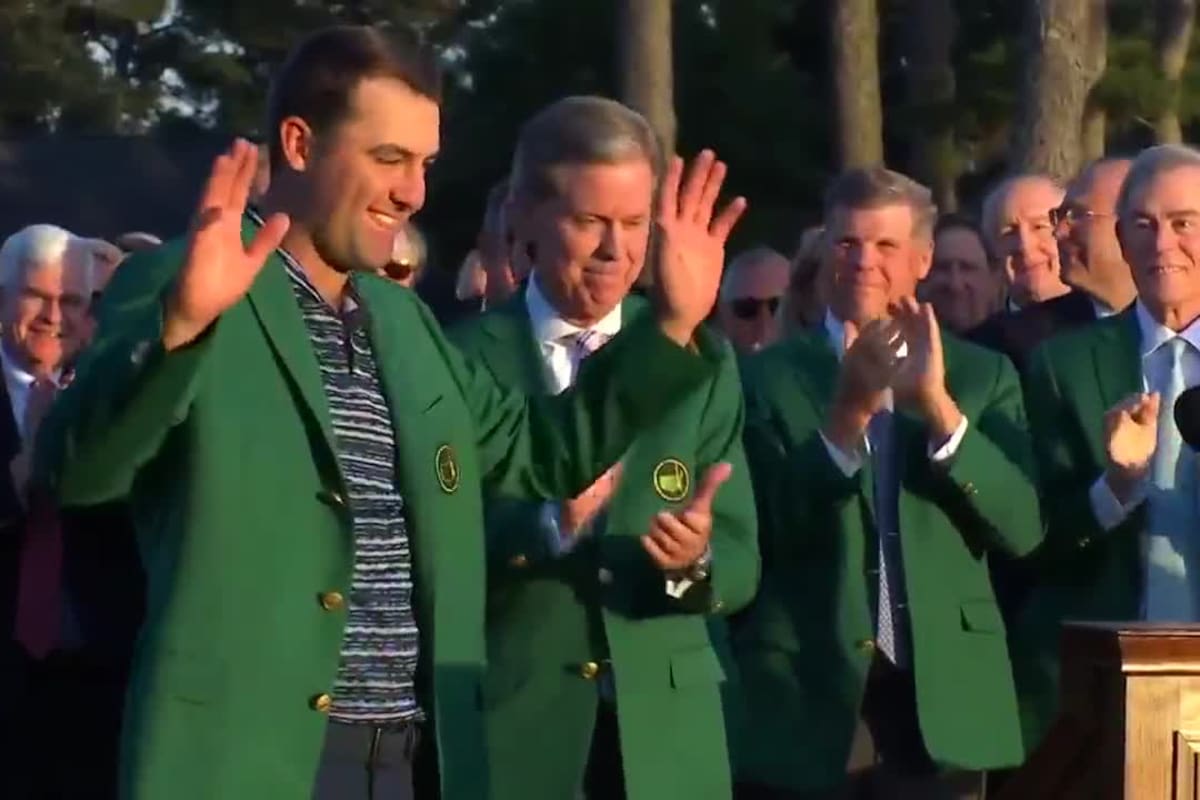 Scottie Scheffler recibe el saco verde del Masters de Augusta