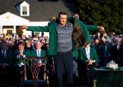 Scottie Scheffler recibe la chaqueta verde después de ganar el Torneo de Golf Masters en Augusta en 2022