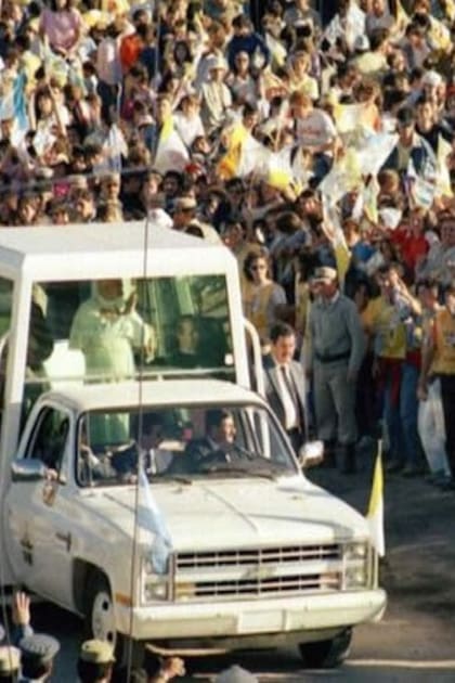 Juan Pablo II avanza entre una multitud de católicos en lo que fue su segunda visita al país. Esa fue la última vez que un Papa pisó territorio argentino.