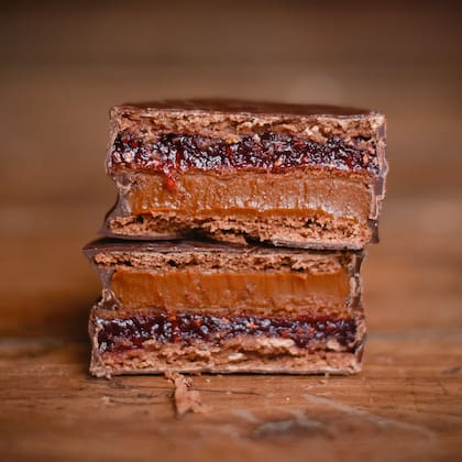 El dulce casero de frutas finas que hace su mamá es el corazón de sus alfajores
