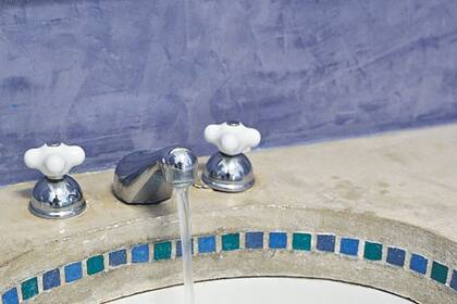 Se abaratan los costos pintando las paredes del baño con pinturás específicas. Hay variedad de colores y texturas