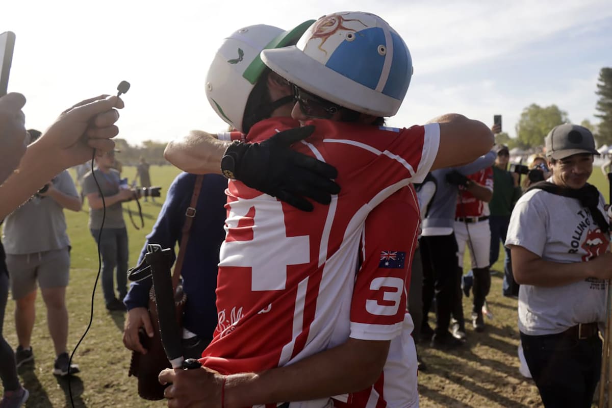 Se abrazan Bartolomé Castagnola (h.) y Adolfo Cambiaso (n.), campeones del Abierto de Jockey Club por Scone; mucho presente y mucho futuro en ese saludo.