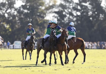 Se abrazan dos primos y amigos, 'Poroto' Cambiaso y Bartolomé Castagnola (h.), ya bicampeones de Hurlingham; atrás, Camilo Castagnola y Adolfo Cambiaso, que propició que el goleador jugara más en equipo en este año.