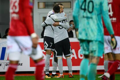 Se abrazan Lionel Messi y Kylian Mbappé tras uno de los goles del 2-1 de PSG sobre Brest en la liga francesa; el dúo de ataque juega como ajeno a los rumores sobre el futuro.