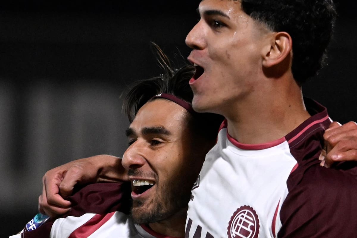 Se abrazan Salvio y Wlk, la sociedad en dos de los goles de Lanús