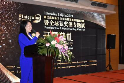 Se abre una nueva oportunidad para el envío de vino a granel al gigante asiático, que se encargará de hacer el fraccionamiento. Las negociaciones avanzan a paso firme. En tanto, las bodegas de vino embotellado participan de ferias y degustaciones para seducir más el paladar chino.