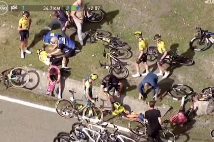 Se acaba una cuarta etapa de la Vuelta al País Vasco ganada por Louis Meintjes; será recordada por la caída en el descenso de Olaeta, a falta de algo más de 30 kilómetros para el final de la etapa, de varios corredores, entre ellos Vingegaard, Roglic, Evenepoel y Vine
