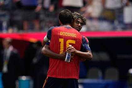 Se acabó la faena: Lamine Yamal abraza a Rodri