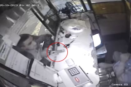 Se acercaron a pedirle agua y lo robaron a punta de pistola