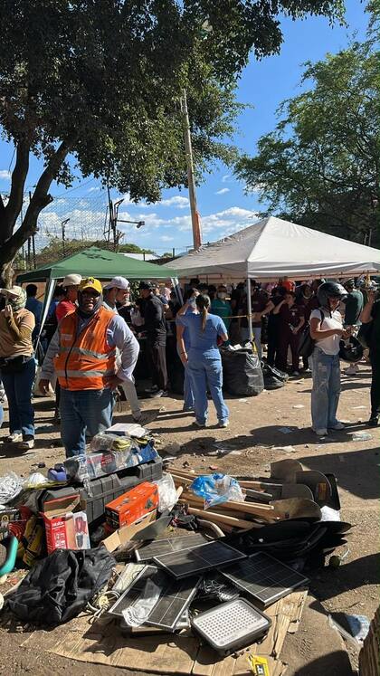 Se acercaron con su hijo para ayudar en los edificios que se derrumbaron, donde se armaron grupos de ayuda