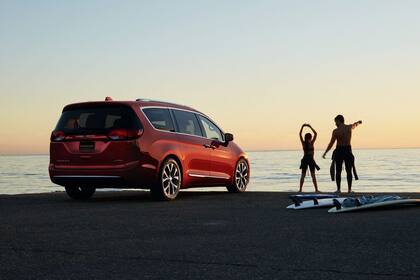 Se aconseja a los propietarios que no carguen sus vehículos y que se estacionen afuera y lejos de las estructuras, hasta que sean reparados