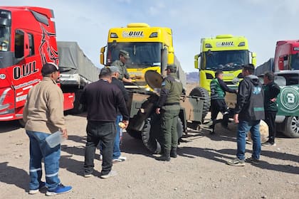 Se acumulan los camiones por el cierre de la via que conecta la Argentina con Chile