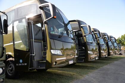 Se adquirieron 5 ómnibus de larga distancia para 50 pasajeros, destinados a incrementar la capacidad de transporte del EA, facilitando los relevos del personal afectado a la OIN. En los últimos 10 años se proveyó 27 ómnibus.