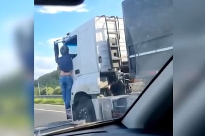 Se aferró del camión que atropelló a su esposa y viajó colgado más de 30 kilómetros hasta que este se detuvo (Newsflash)