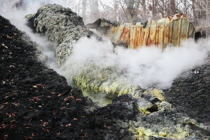 Los gases volcánicos se levantan de una grieta del volcán de Kilauea en una residencia en Leilani Estates, en la isla grande de Hawaii