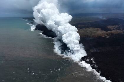 La lava envía nubes de vapor y gases tóxicos al entrar en el Océano Pacífico mientras el volcán Kilauea continúa su ciclo de erupción cerca de Pahoa