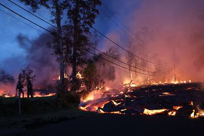 La lava del volcán también fluyó a una planta de energía geotérmica, lo que hace temer que se pueda liberar gas tóxico si la lava rompe los pozos