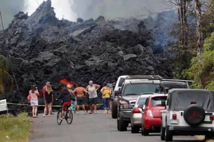 Los residente de la isla se cercan a ver la lava que destruye todo a su paso