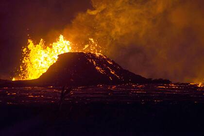 Un fisura lanza lava ardiente