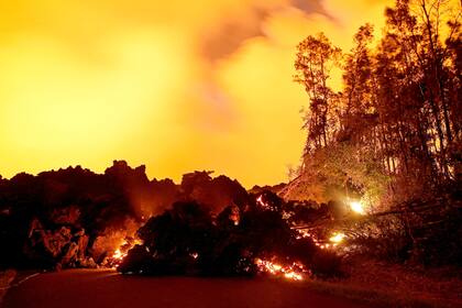 El cielo se tiñe de amarillo y rojo con el avance de la lava