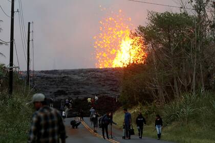 Los habitantes de la isla se acercan peligrosamente cerca a ver como las fisuras lanza lava