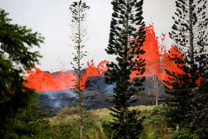 La lava salta en todas direcciones mientras destruye todo a su paso