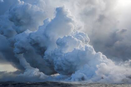 Gigantescas columnas de humo se producen en la zona costera