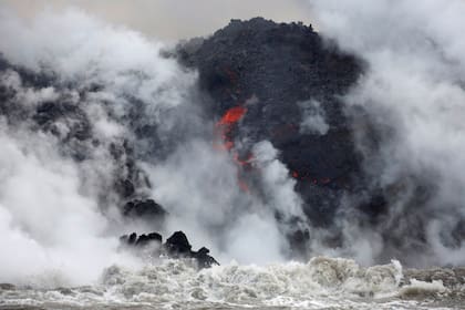 La lava en contacto con el agua genera gases tóxicos, las autoridades han cercado la zona para evitar que la gente se acerque