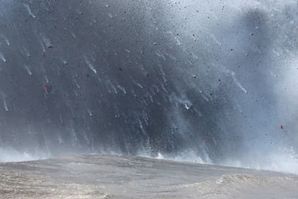 Piedras de lava hirviendo caen al agua
