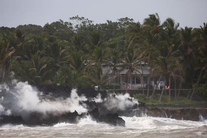 Una casa e el único testigo de la llegada de la lava al agua